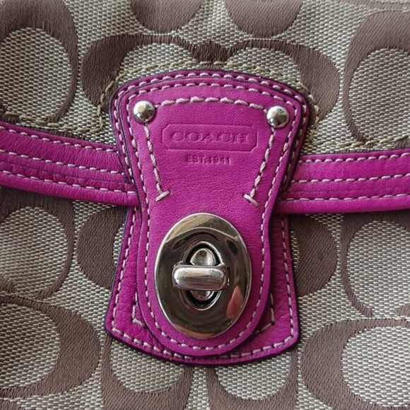 Coach pink wristlet wallet big C logo Signature Collection - Picture 8 of 9